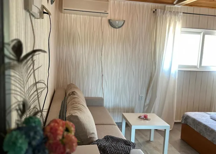 La Kameya Къща за гости 2*